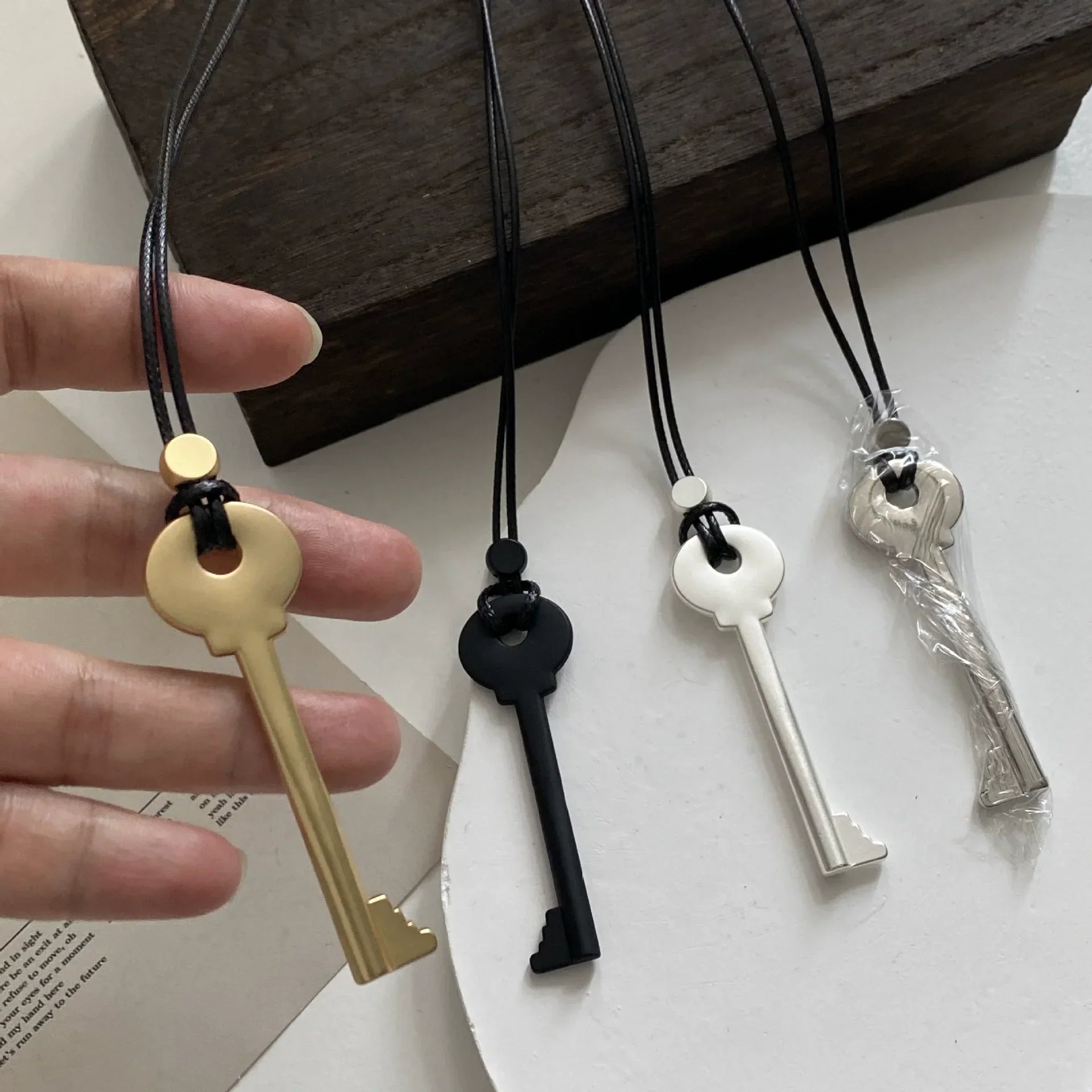 Collier long en corde avec pendentif clef or