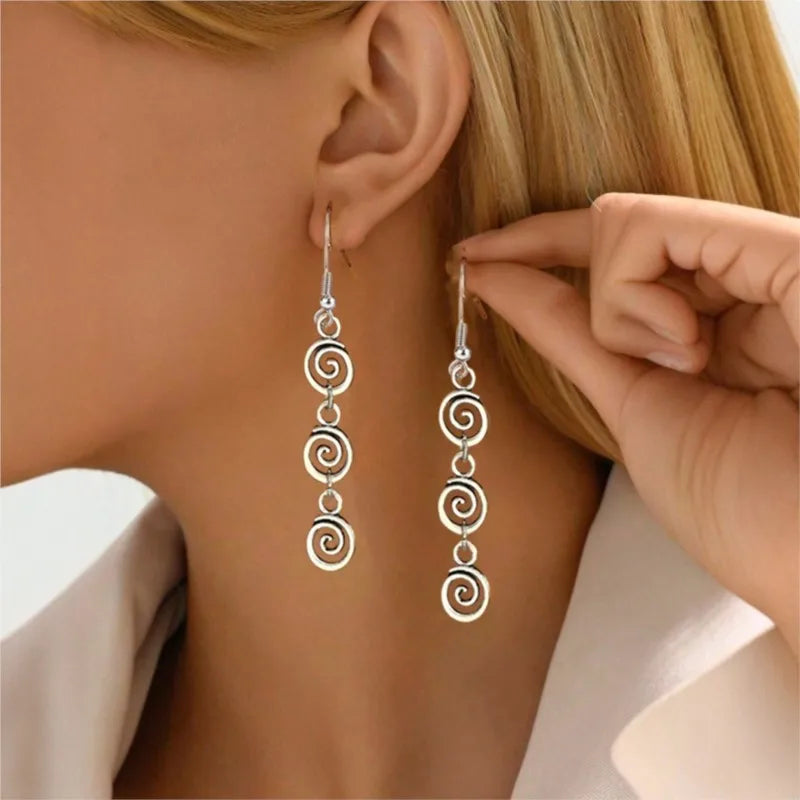 Longues boucles d'oreilles pendantes spirale