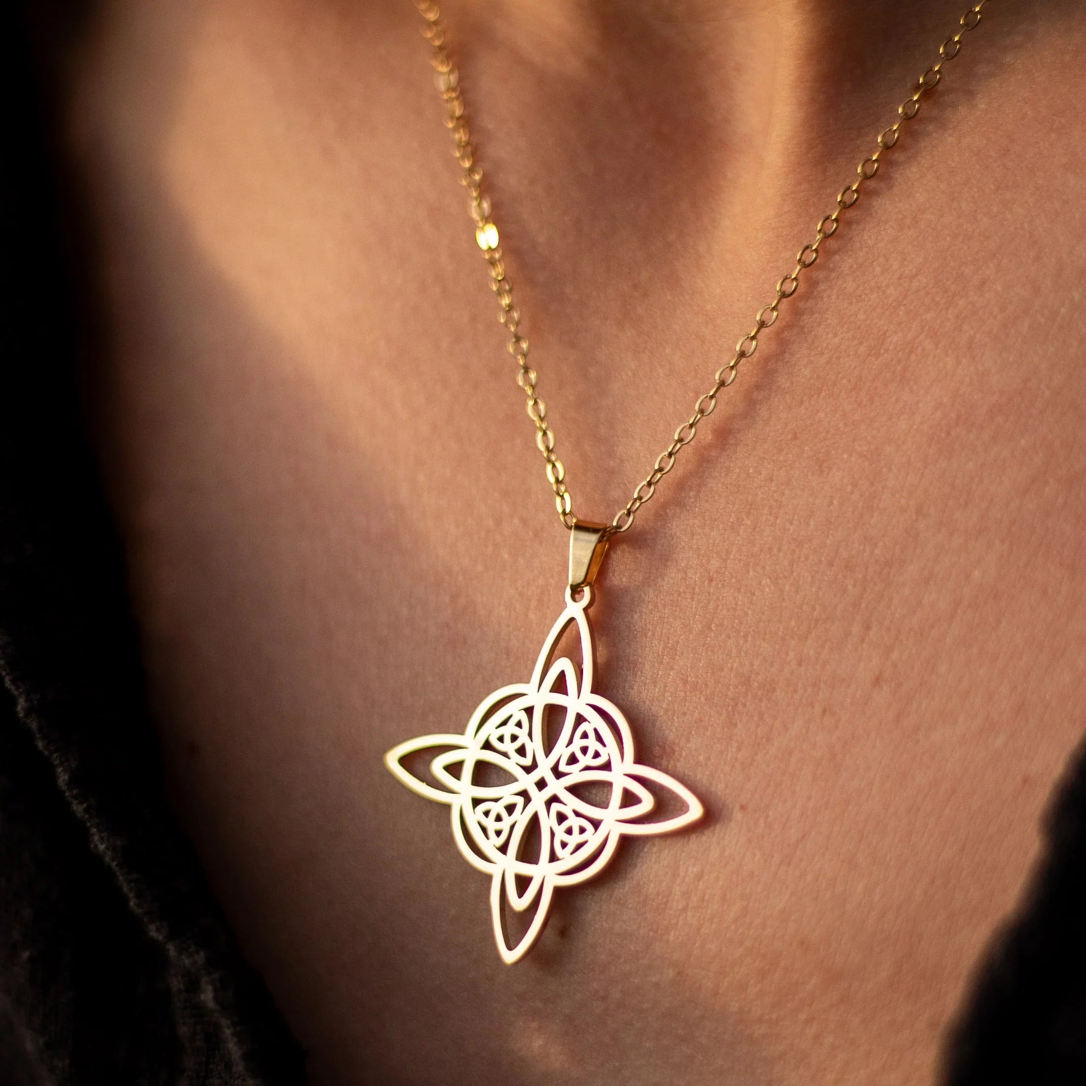 Pendentif et collier "protection éternelle" nœud de sorcière